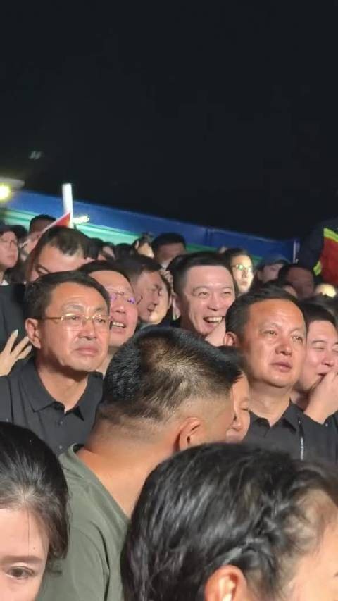 杨鸣现身村ba，本人白白净净的，太帅了，哈哈哈！