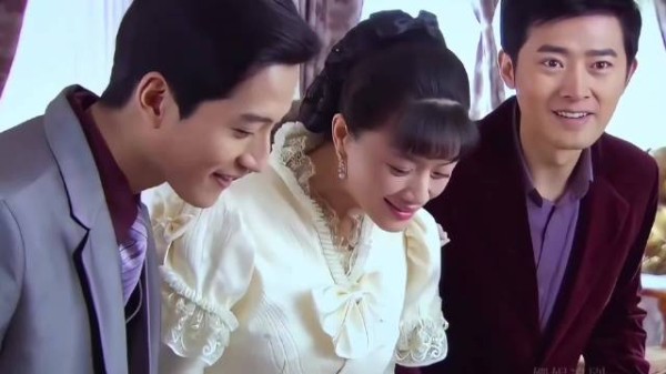 两个男孩同时喜欢上颂莲，都想去她家中提亲，没想到被老男人捷足先登