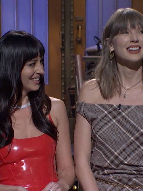 霉霉Taylor Swift惊喜客串SNL周六夜现场 本期的特别主持是Dakota Johnson
