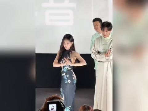 李一桐从小就学闪身步,不愧是北舞毕业的,居然是闪身步亲传弟子