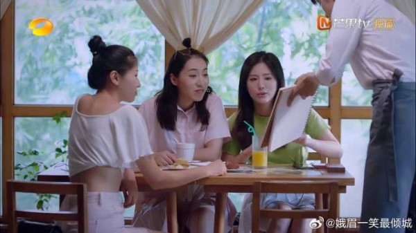 尖尖男友画女孩腿,贺子秋拿给女孩看,女孩反应绝了
