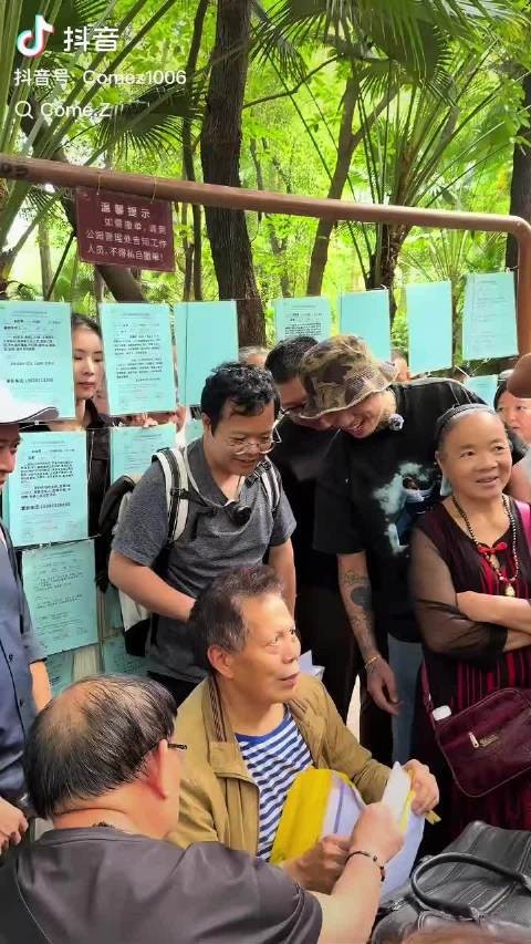 本人来了！马思唯现身人民公园相亲角