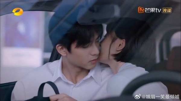 暗恋凌霄齐明月,不好意思向他表白,以亲他方式表达