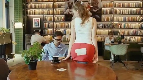 女人假意搭讪，偷走了男人的手机