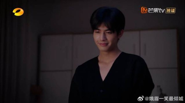 李尖尖突然难受,凌霄想起忘给她脱袜子,立马给她脱