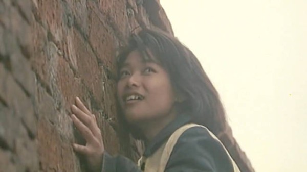 女孩在监狱里生活了五年,听见外面有男人在干活,她的做法让人哭笑不得
