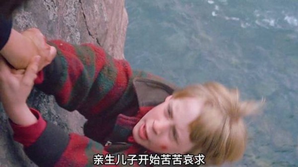 女孩被亲儿子推下了悬崖！