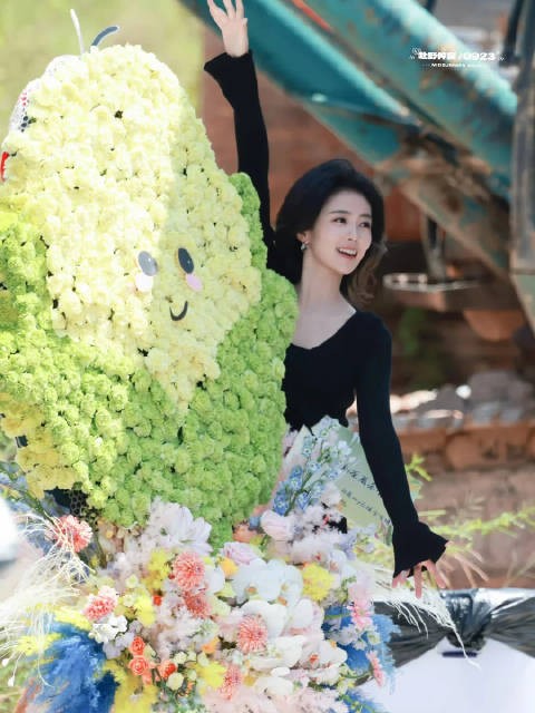 白鹿杀青折返拍粉丝，探头听合唱临江仙
