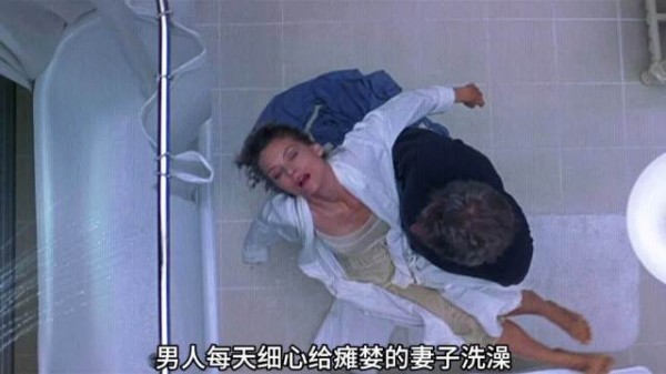 女孩被丈夫抱紧浴缸,差点被淹死过去!