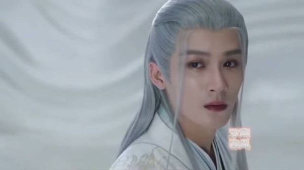 同样是王后，为何一个婚礼有凤凰在天上盘旋？一个却非常磕碜？…