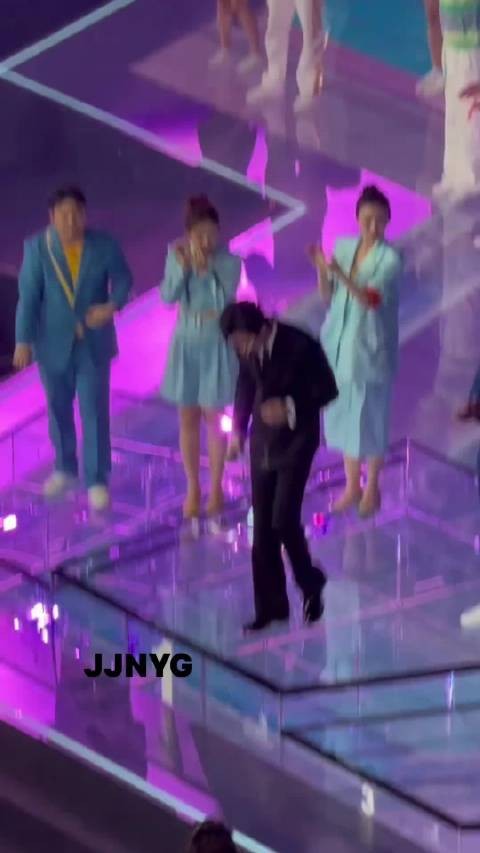 刘宇宁世界技能大赛闭幕式亮相，尖头皮鞋配长腿