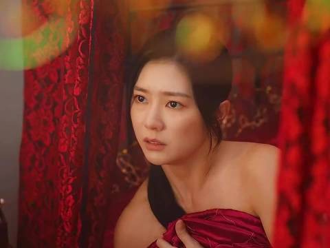 狠毒妈妈为了赚钱，竟然把女儿高价卖给老头