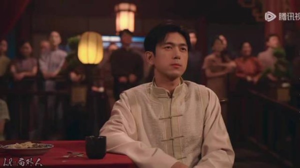 上官诚明那深邃的眼眸和迷人的微笑