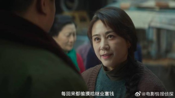 外婆偷摸给孙子塞钱 把钱藏在袜子里,下秒没能躲过女儿搜查