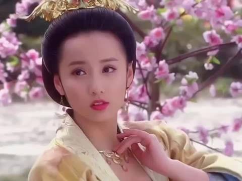 宠妃怀上龙胎，贵妃却强行灌藏红花，关键时刻皇上来了