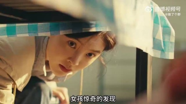 女孩惊奇地发现，女房东的手指甲长反了！