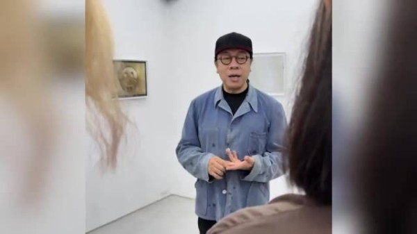 蔡康永发17字回应网友耐人寻味,拒绝明确立场清空微博取消关注
