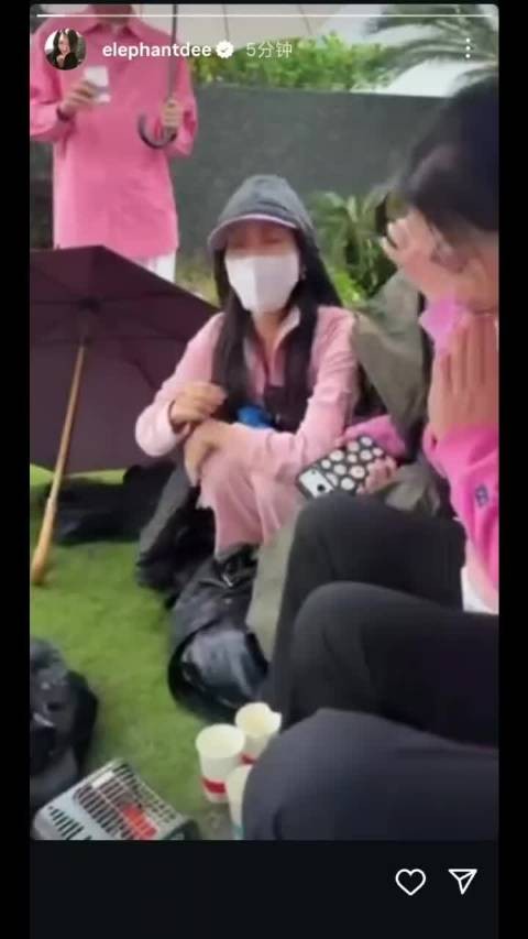 小S携亲友和好友一起来为大S庆生了,大家还都约好了一起穿粉色的衣服