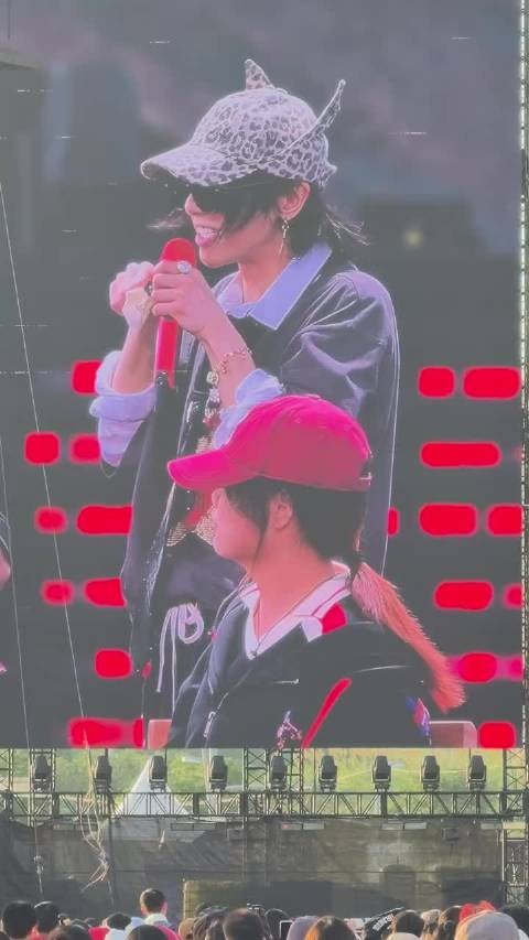 亲自采购，亲手佩戴，华晨宇对待粉丝的真心藏在细节，这一刻粉丝只想好好爱他