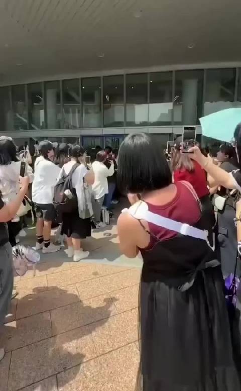 头一回见“纸人男团”，一群粉丝对着虚拟偶像狂欢