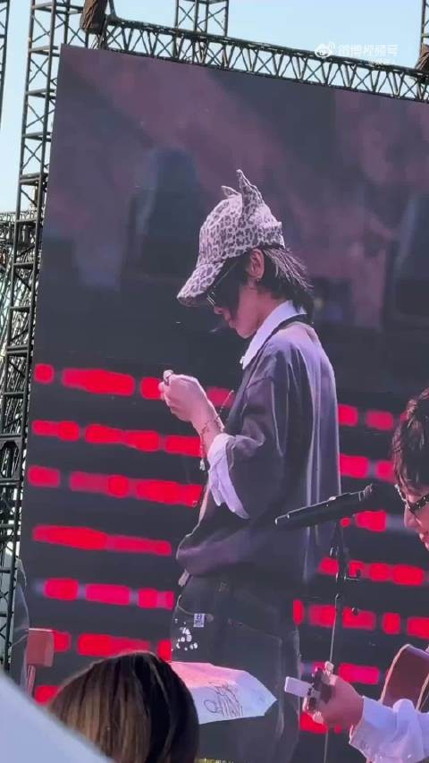 华晨宇火星演唱会生日环节,给粉丝亲手戴同款项链