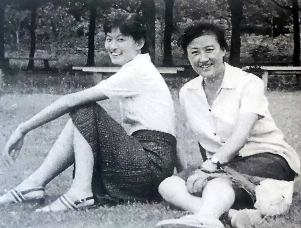 黄宗英:68岁改嫁冯亦代,她工资不动,丈夫甘愿养她