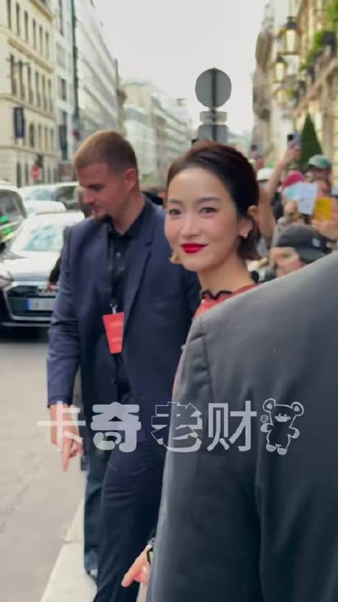 宋茜出发LV大秀 拼色裙子穿搭 Victoria闪耀巴黎呀