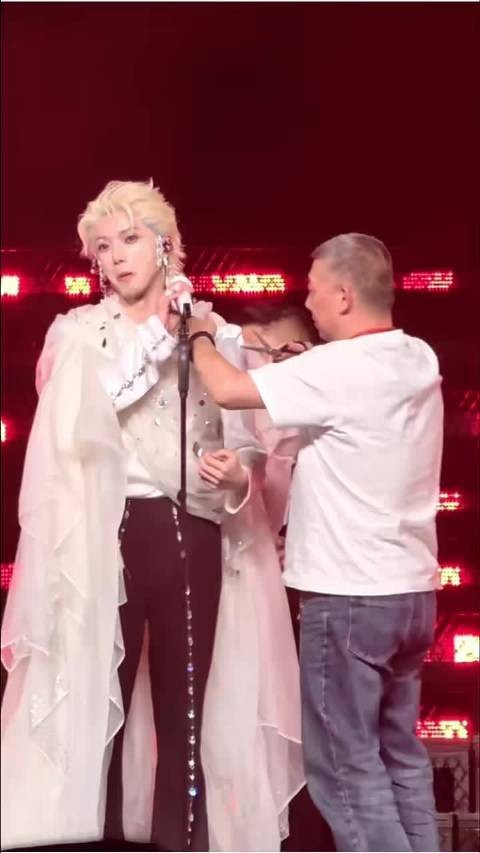 华晨宇演唱会因服装妨碍表演，现场直接上剪刀裁剪