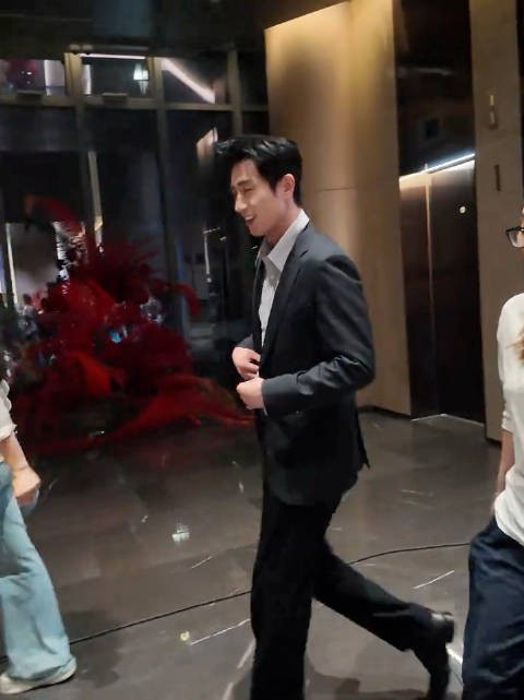 王凯沐与姜漠，谁是急着下班的那位