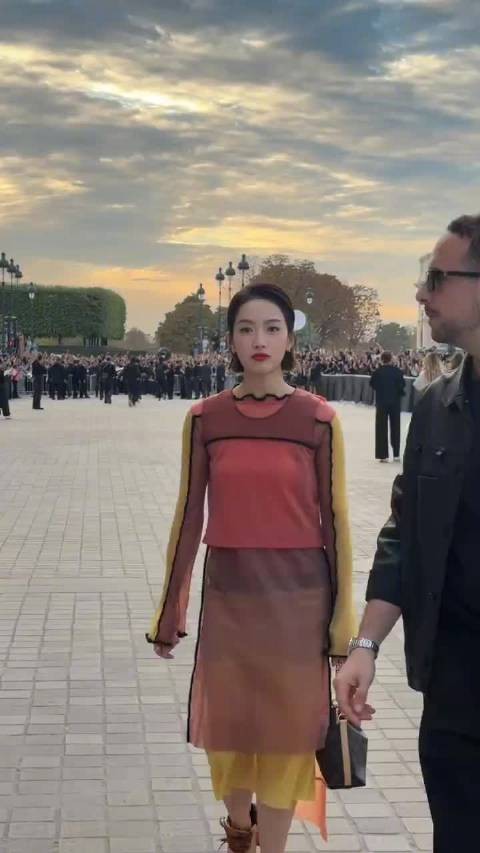 宋茜短发造型亮相LV大秀,干练酷飒状态出彩