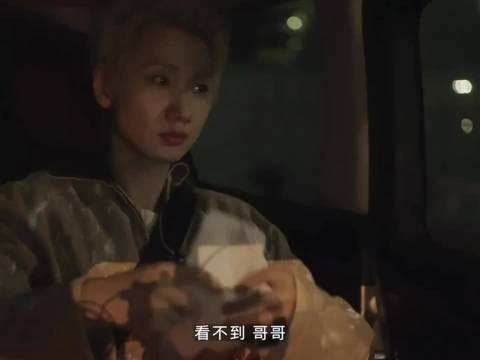 汪苏泷车内见粉丝主动挥手，温馨画面
