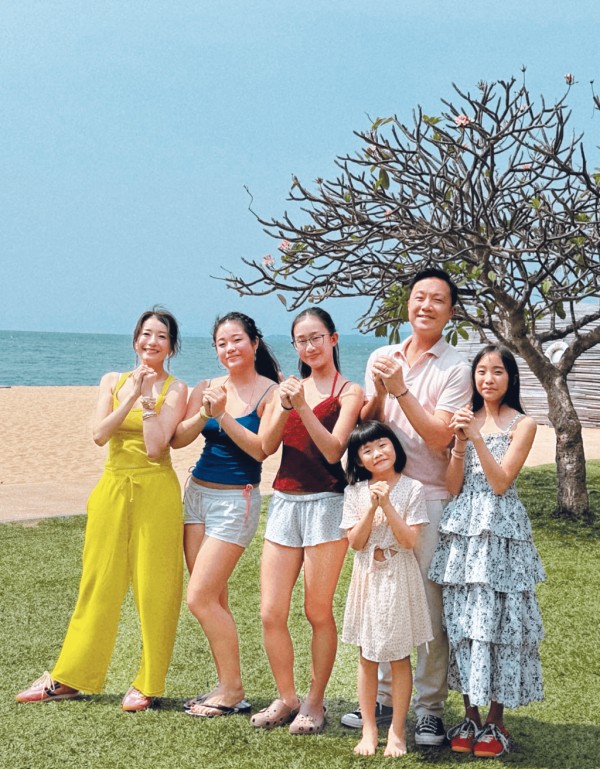 女儿一度命悬一线，香港女星求助“师父”惹争议，风波后血拼买首饰解压