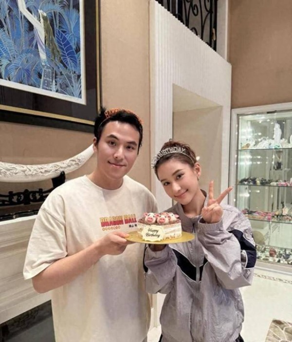 何超莲34岁生日全家福曝光!老公零点庆祝,丸子头短裤嫩回24岁