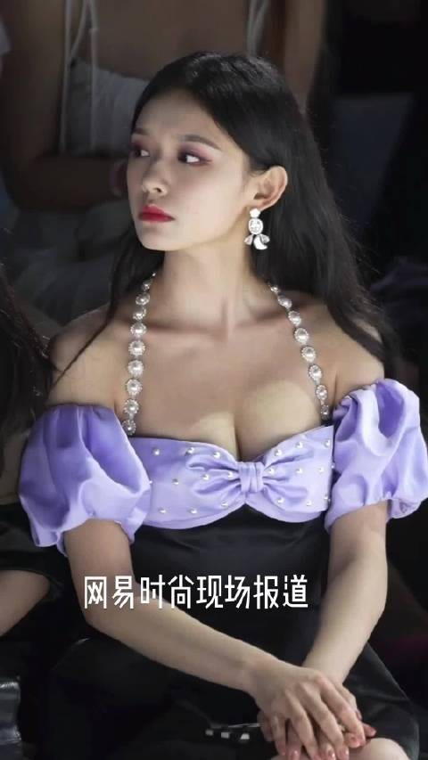 林允活动直拍,身材竟然这么好