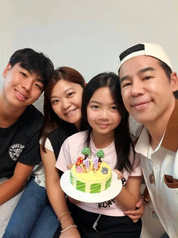 TVB男星为11岁女儿庆生,当年客串《爱回家》,一家四口温馨同框