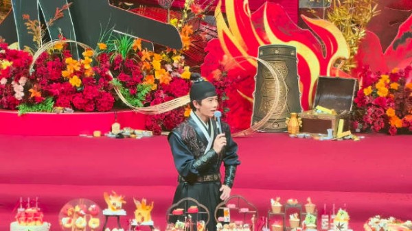 任嘉伦新角色海报晒出,攥绳用力显不认输劲