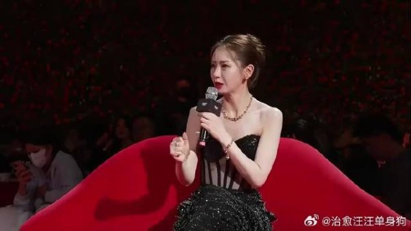 拒绝五百万陪玩后,戚薇戏份被删光,如今却把脸授权AI