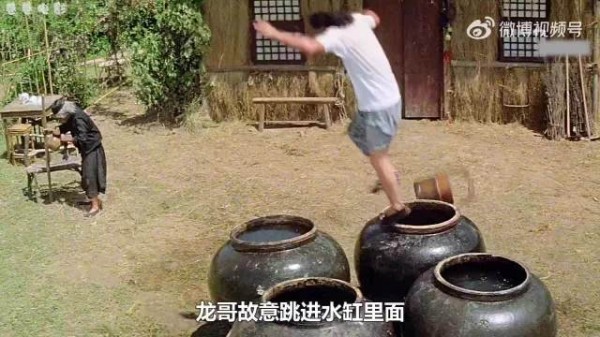 男人故意跳进水缸里,竟然为了哄骗自己的师傅