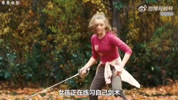 女孩对着空气练习剑术,竟然砍出绿色的鲜血