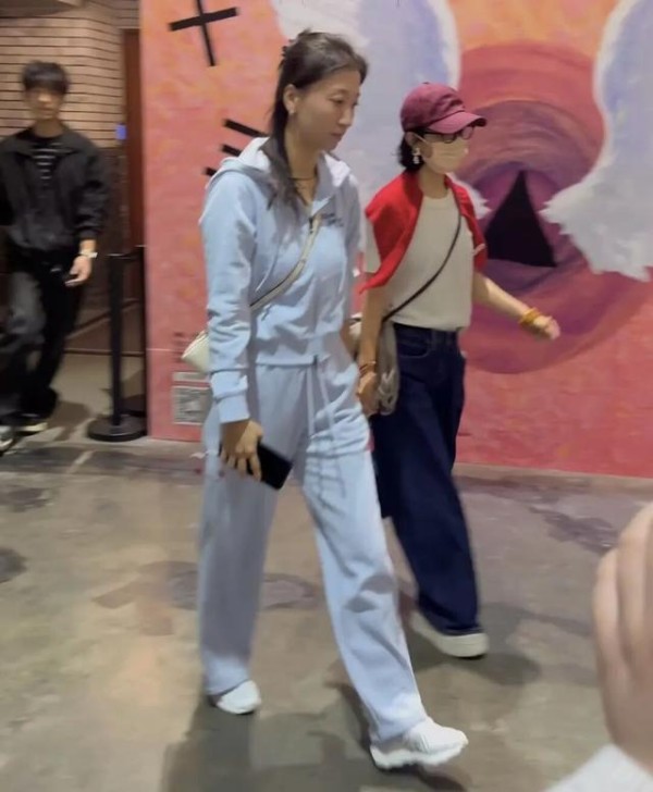 赵丽颖和谢娜的关系也太好了吧?病后修养2个月,刚公开露面就买票去看谢娜的话剧