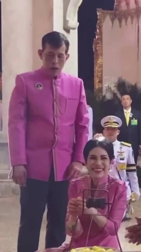 诗妮娜贵妃曾两次被泰王冷落甚至废黜 原因竟然是这样 泰国王室