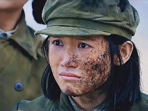 女战士在战场太任性不听连长命令 下一秒直接踩在地雷上
