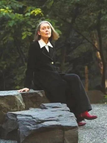 安妮卡森得知获诺奖时正在冰岛听风，“很意外，很高兴”