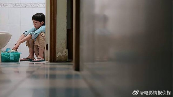 弟弟淘气把饭倒在姐姐床上 姐姐无奈半夜洗床单,心酸