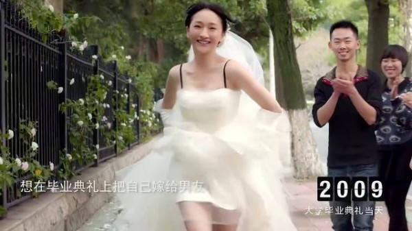 女孩儿穿婚纱来到毕业典礼，等着男友给自己求婚，没想到被当众拒绝