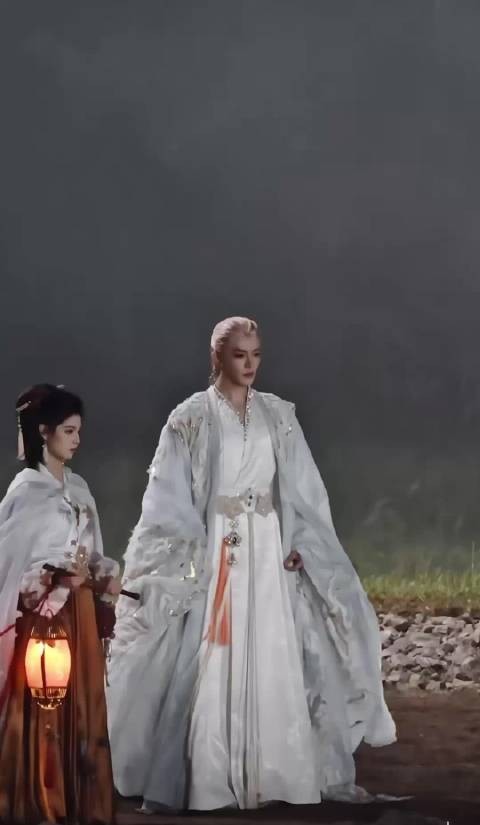 小四的剧服道化真精致的别具一格，还蛮惊艳的