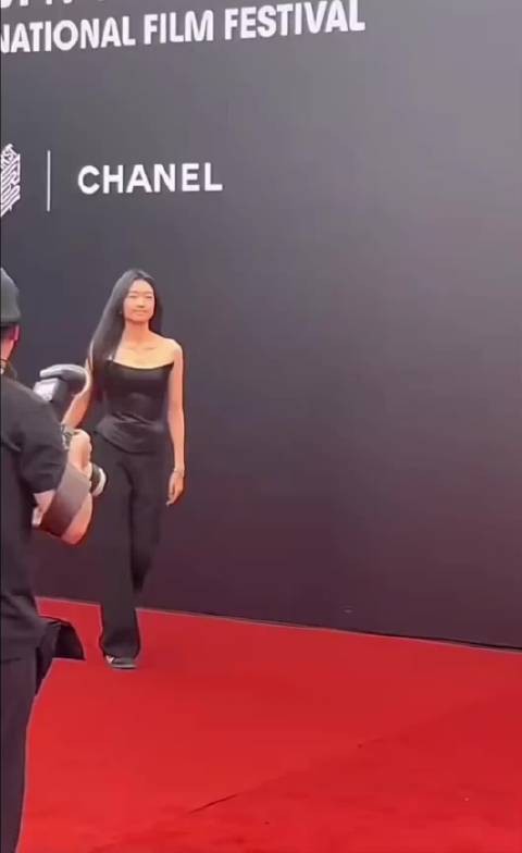 孙千走红毯这段真的很像千颂伊，内娱有自己的全智贤