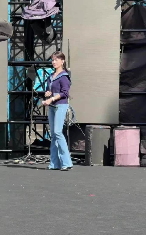 70多岁赵雅芝背直如少女,侧面似小姑娘