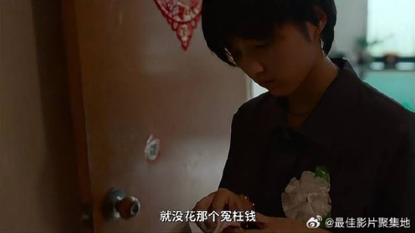 父母去世，亲戚们讨论弟弟抚养问题，女儿看到照片寒心