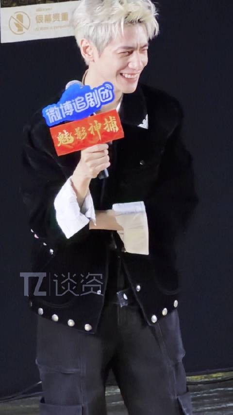 观众叫罗云熙镜头扇 哥刚开始一整个害羞后面还是满足了大家哈哈!